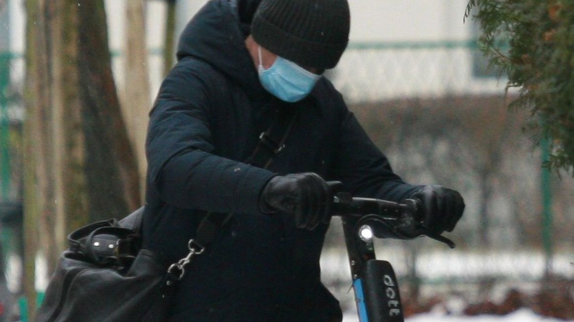 Donald Tusk stracił prawo jazdy. Polityk, niezrażony porą roku, przesiadł się na hulajnogę 