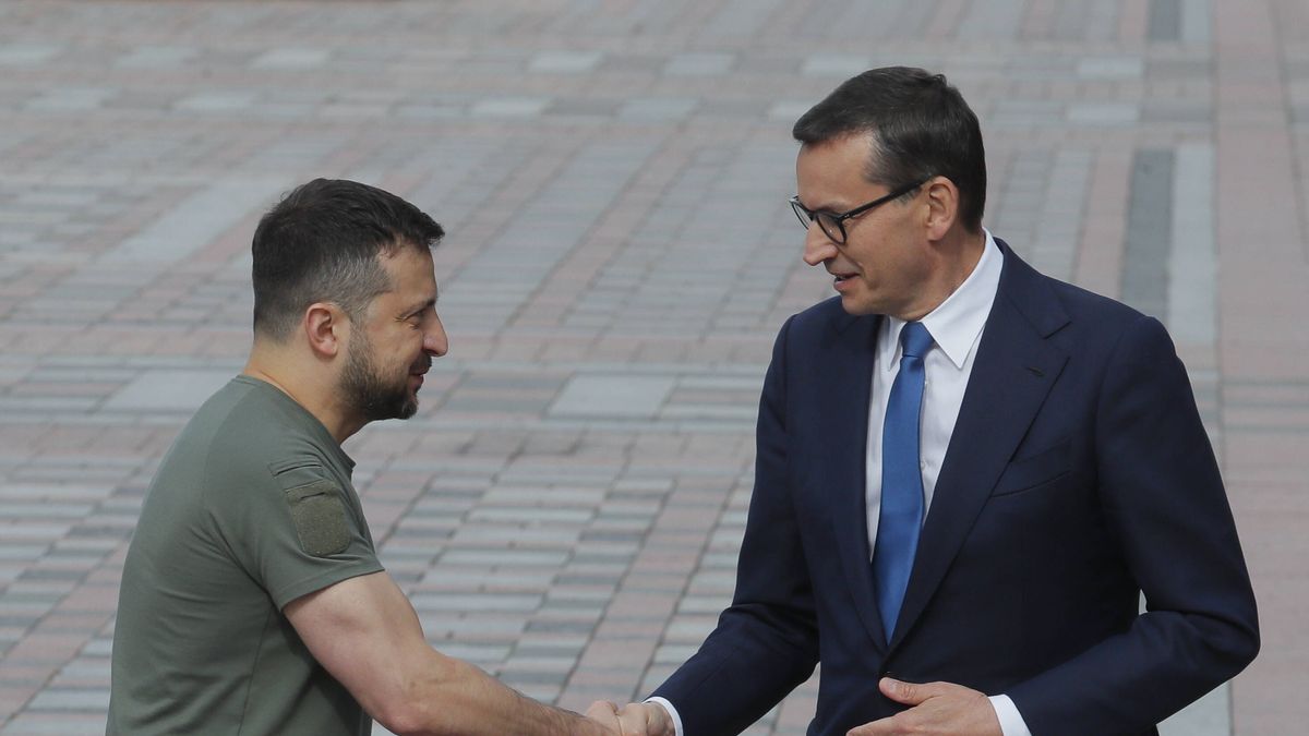 President of the Republic of Latvia Egils Levits and the Polish Prime Minister Mateusz Morawiecki visit Ukraine
epa10173708 Ukrainian President Volodymyr Zelensky (L) shakes hands with Polish Prime Minister Mateusz Morawiecki (R) during their meeting in Kyiv, Ukraine, 09 September 2022. Egils Levits and Mateusz Morawiecki arrived in Kyiv to meet with top Ukrainian officials amid the Russian invasion.  EPA/SERGEY DOLZHENKO 
Dostawca: PAP/EPA.
SERGEY DOLZHENKO
Wo�odymyr Ze�enski