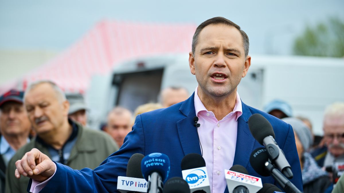 Radzymin, 16.04.2025. Wybory Prezydenta RP 2025 - kampania. Kandydat Komitetu Obywatelskiego w zbliżających się wyborach na fotel prezydenta RP, popierany przez Prawo i Sprawiedliwość, prezes Instytutu Pamięci Narodowej Karol Nawrocki podczas briefingu prasowego na Targowisku Miejskim w Radzyminie, 16 bm. (sko) PAP/Przemysław Piątkowski