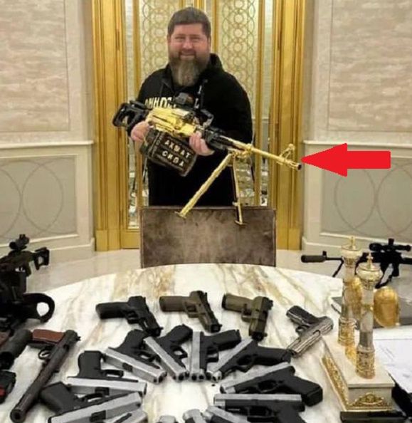 Ramzan Kadyrow prezentuje swoją kolekcję broni.