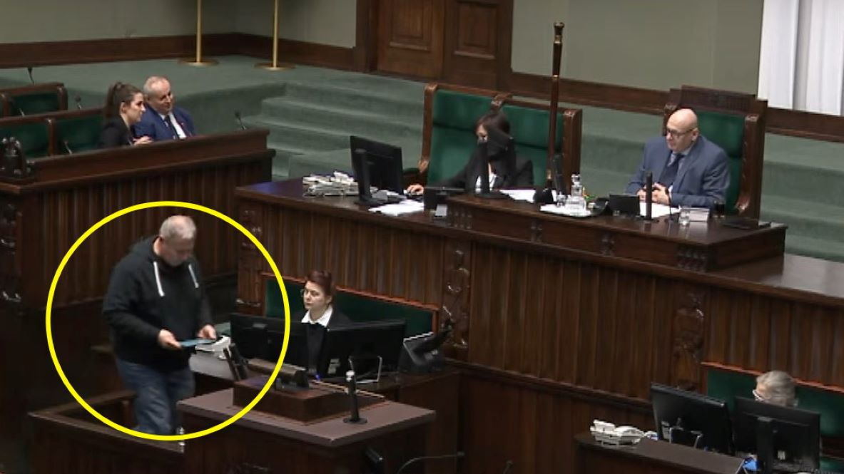 Poseł PiS wystąpił na mównicy w bluzie 