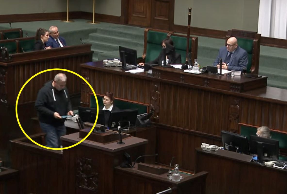 Tak poseł PiS przyszedł do Sejmu. "Nie zdążył się przebrać"