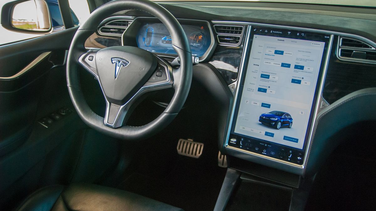 Multimedia tesli przechowują wiele wrażliwych danych.