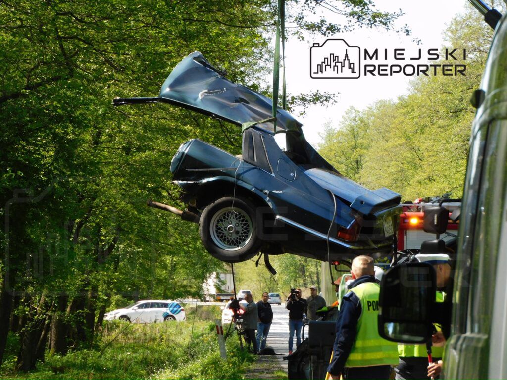 Luksusowy Jaguar XJS po uderzeniu w drzewo rozpadł się na kilka części. Zginęły dwie osoby
