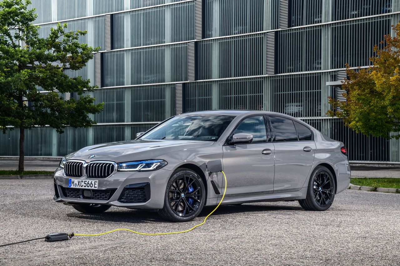 BMW 545e xDrive debiutuje jako hybryda plug-in oparta na 6 cylindrach