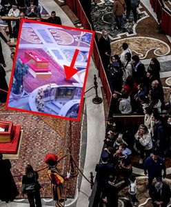 Odwrócone krzyże za trumną Franciszka. Co oznaczają?