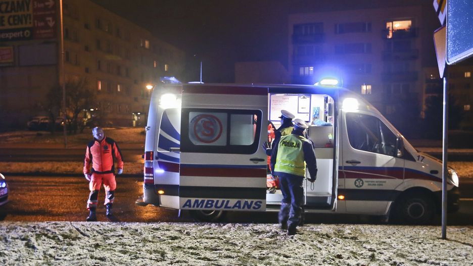 Chory na cukrzyce zas?ab? w czasie jazdy i wypad? z drogi
03.02.2018 Zielona Gora Wypadek drogowy Kierowca renault chorujacy na cukrzyce zaslabl w czasie jazdy i wypadl z drogi N/z Policjant z drogowki karteka pogotwia ratunkowego na miejscu wypadku drogowego   fot. Piotr Jedzura/REPORTER
Piotr Jedzura/REPORTER