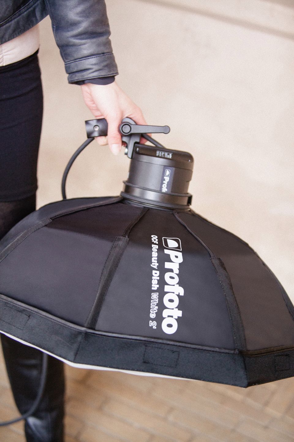 Profoto prezentuje mobilny beauty dish dla fotografów lubiących lekkie i przenośne rozwiązania 12