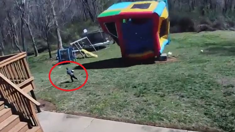 Dmuchany zamek o mały włos nie zabił dziecka