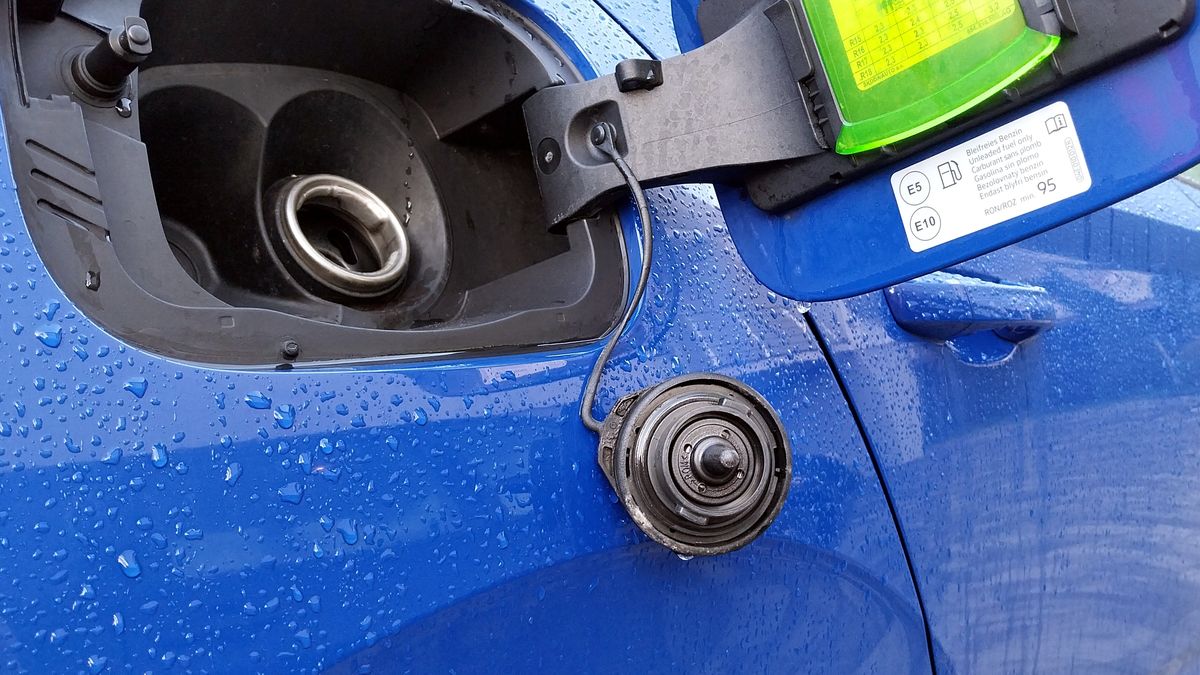 Naklejka przy wlewie paliwa pokaże, czy można tankować nowy rodzaj benzyny