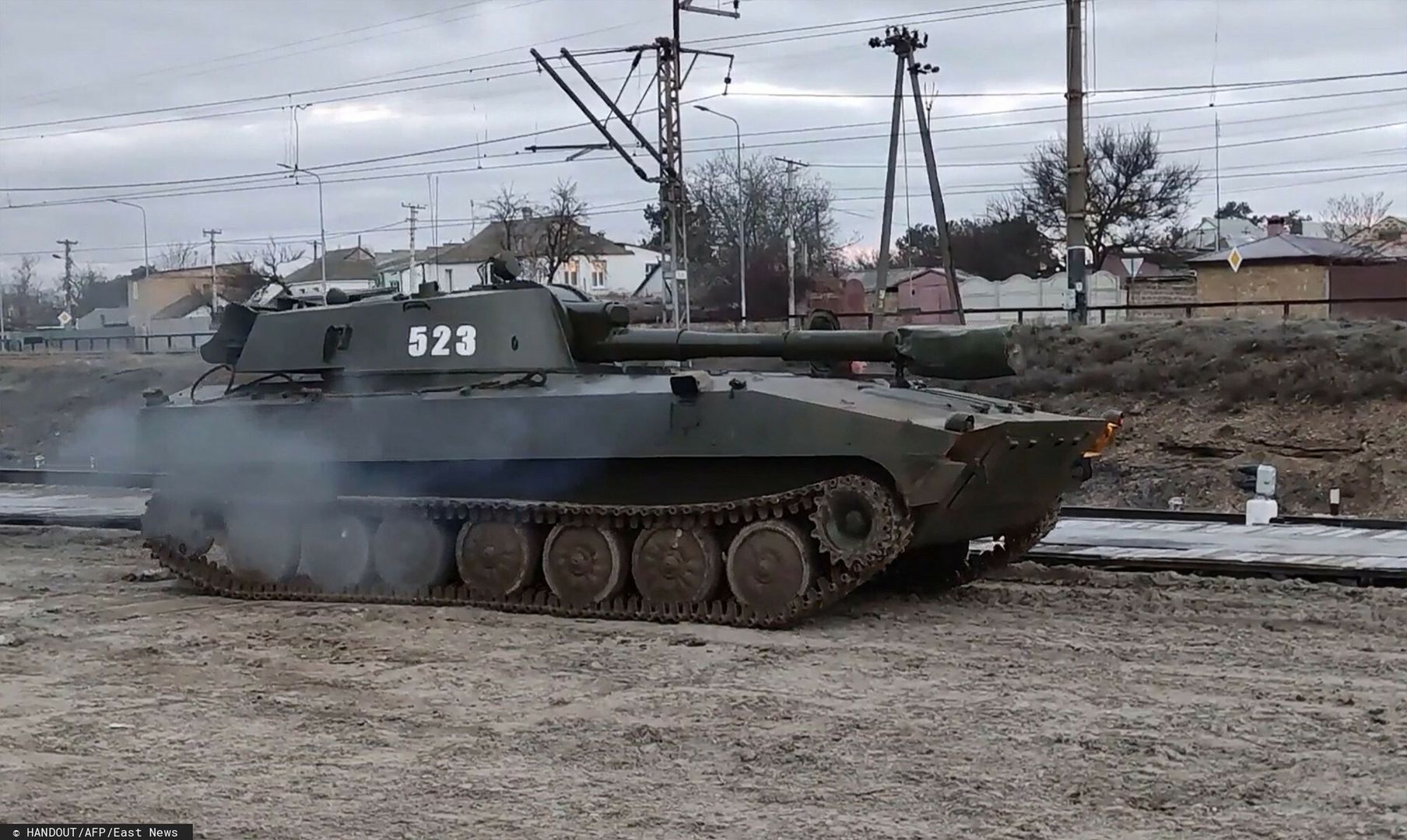 arch49This handout video grab released by the Russian Defence Ministry on February 15, 2022, shows a Russian tank leaving for Russia after joint exercises of the armed forces of Russia and Belarus as part of an inspection of the Union State's Response Force, at a firing range near Brest. - Russia said on February 15, 2022 it was pulling back some of its forces near the Ukrainian border to their bases, in what would be the first major step towards de-escalation in weeks of crisis with the West. The move came amid an intense diplomatic effort to avert a feared Russian invasion of its pro-Western neighbour and after Moscow amassed more than 100,000 troops near Ukraine's borders. (Photo by Handout / Russian Defence Ministry / AFP) / RESTRICTED TO EDITORIAL USE - MANDATORY CREDIT "AFP PHOTO /  RUSSIAN DEFENCE MINISTRY" - NO MARKETING - NO ADVERTISING CAMPAIGNS - DISTRIBUTED AS A SERVICE TO CLIENTSHANDOUT