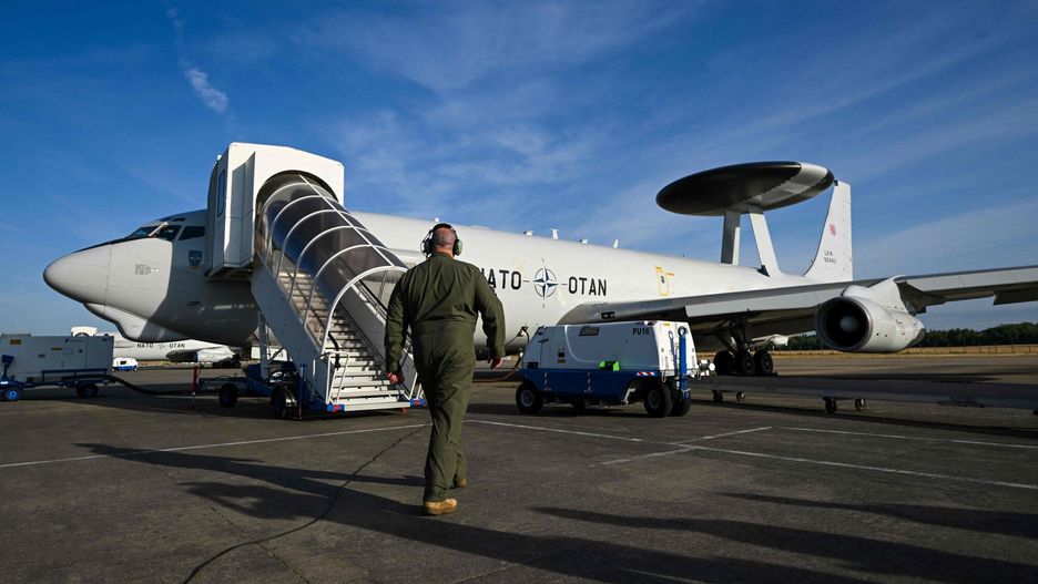 ?wiczenia Air Defender 23 w Niemczech
A crew member checks a NATO Airborne Warning and Control System (AWACS) aircraft, which participates in the German-led multinational exercise Air Defender 23, at the military base of Geilenkirchen, western Germany, on June 20, 2023. NATO AWACS enables the exercise by providing airborne command and control with its long-range radar and passive sensors for the participating fighter aircraft. Air Defender 23 is the largest air force deployment exercise in NATO's history. Under the lead of the German air force, about 10,000 troops from Allied and Partner nations practice a fictitious collective defence scenario, in which Allies and Partners deploy their forces to Germany to defend NATO territory with swift and decisive action. (Photo by Ina FASSBENDER / AFP)
INA FASSBENDER