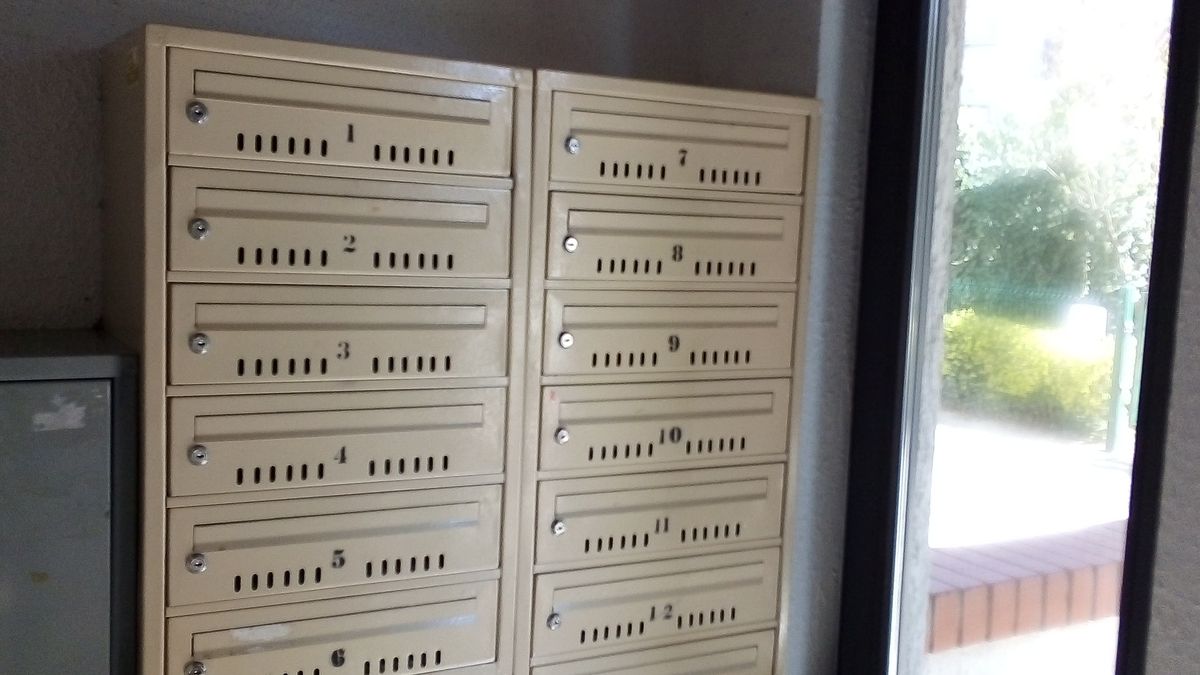 Zgodnie z prawem, każdy musi mieć skrzynkę pocztową. W praktyce - nie jest to zasadą