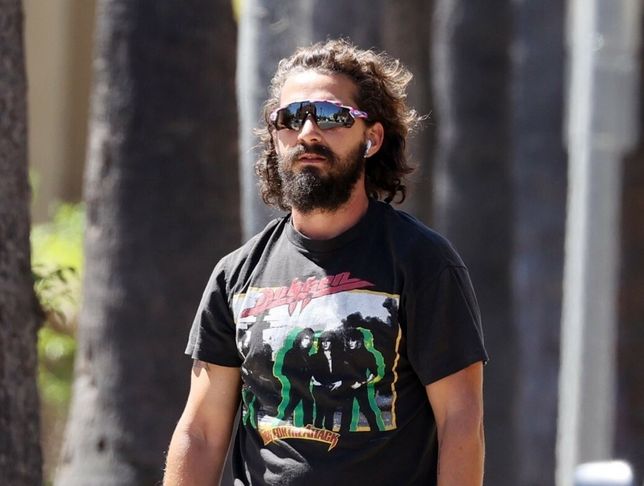 Shia LaBeouf podczas przejażdżki rowerem