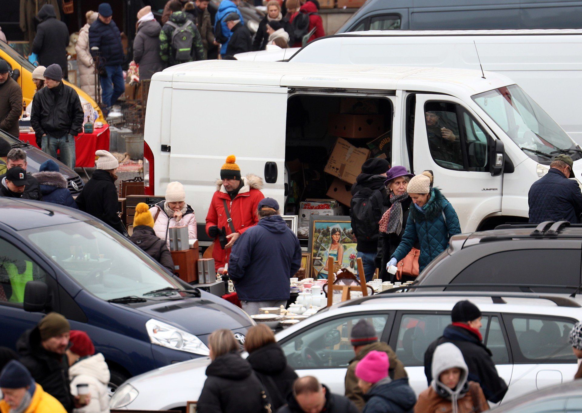 Na lubelskiej giełdzie staroci czas zdaje się płynąć wolniej - między stoiskami pełnymi bibelotów i przedmiotów z duszą można znaleźć nie tylko unikatowe skarby, ale i odrobinę nostalgii.