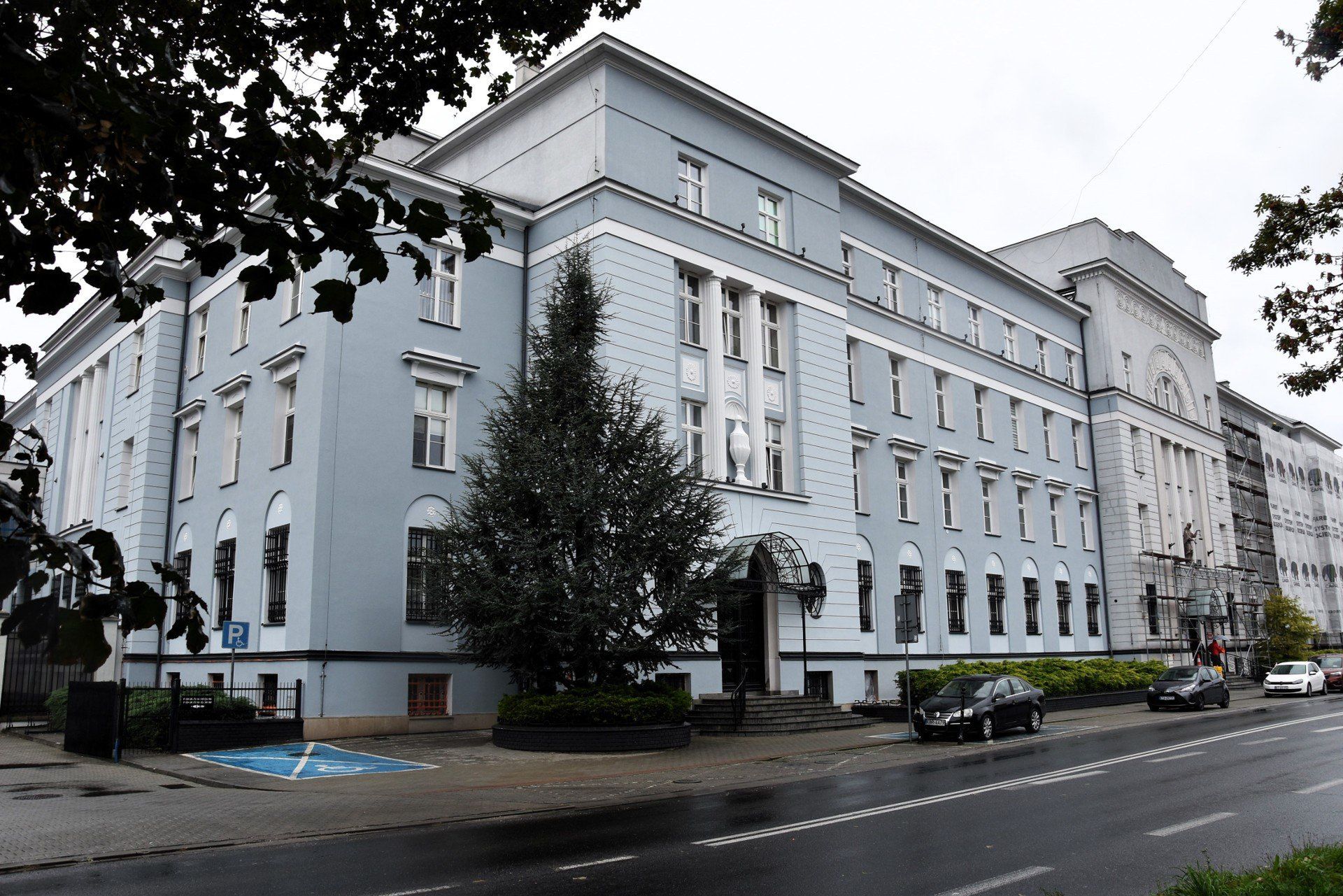 Renowacji poddano już część południową budynku sądu w Tarnowie, która zyskała żywsze, błękitno-niebieskie barwy. Robotnicy pracują teraz przy elewacji od strony północnej