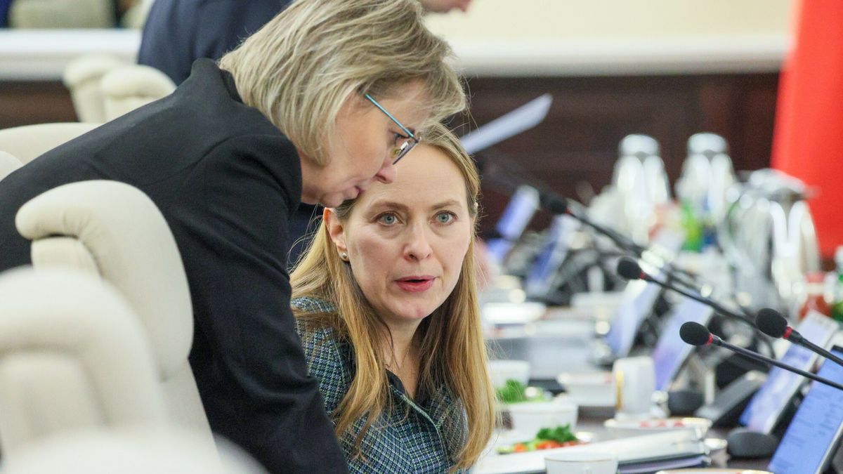 Posiedzenie rządu minister do spraw Społeczeństwa Obywatelskiego Adriana Porowska i minister funduszy i polityki regionalnej Katarzyna Pełczyńska-Nałęcz, obie z Polski 2050