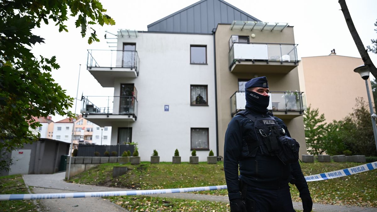 Gdynia, 20.10.2023. Funkcjonariusz policji przed blokiem mieszkalnym na Fikakowie w Gdyni, w którym znaleziono ciało 6-letniego dziecka, 20 bm. Na miejscu zbrodni pracują policjanci z wydziału dochodzeniowo-śledczego Komendy Wojewódzkiej Policji w Gdańsku, Komendy Miejskiej Policji w Gdyni oraz z Laboratorium Kryminalistycznego KWP w Gdańsku. (amb) PAP/Adam Warżawa