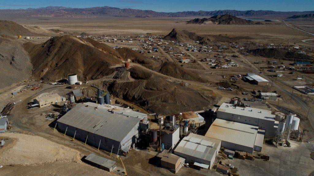 Na zdjęciu kopalnia i zakład przetwórstwa litu Albemarle w stanie Nevada. Zakład znajduje się ok. 600 km na południe od kaldery McDermitta