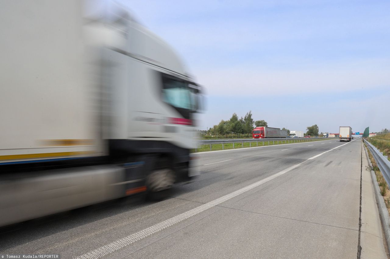 A1. Węzeł Kowal. Ciężarówka wypadła z autostrady