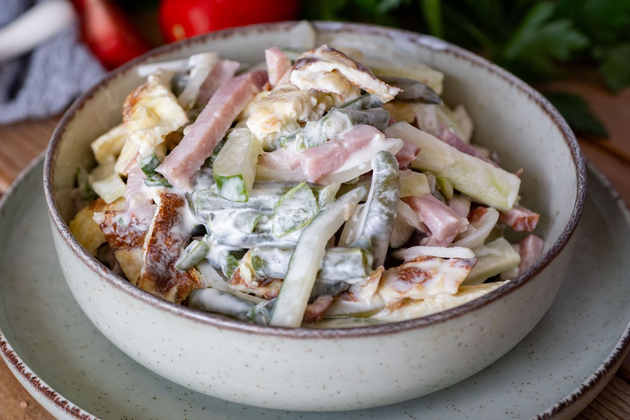 Sałatka "czyszczenie lodówki". Wygląda niepozornie, ale smak to prawdziwa petarda