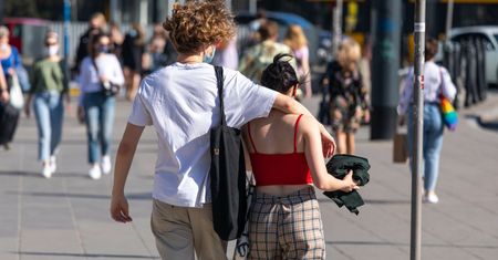 Nie mają jeszcze 18 lat, już ciążą im długi. "Wchodzą w życie z dużym problemem"