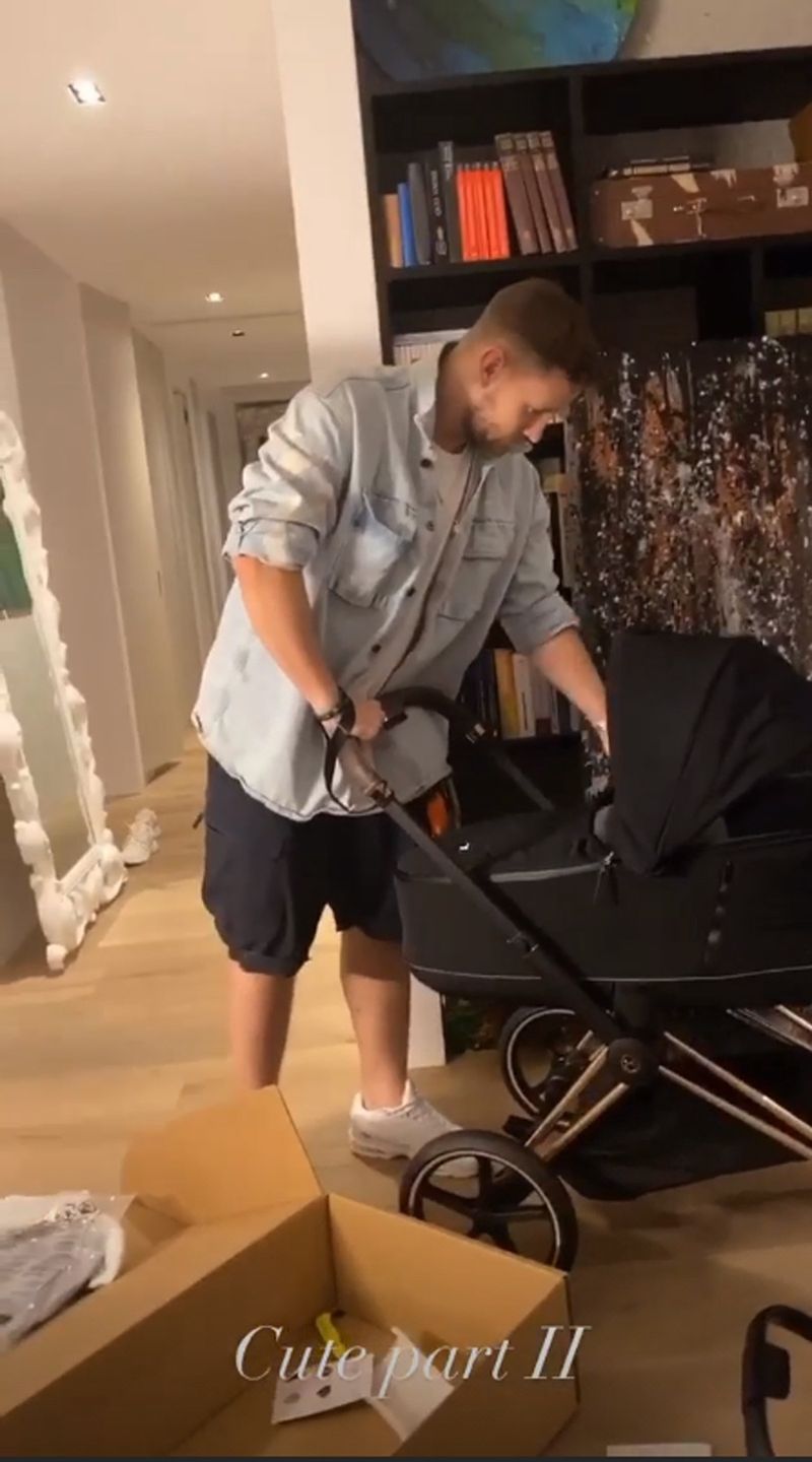 Sebastian Fabijański cieszy się z wózka