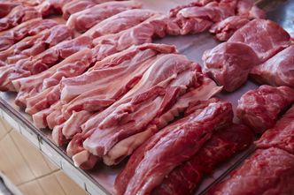 Koronawirus w rzeźni. Czy produkowane tam mięso jest bezpieczne?
