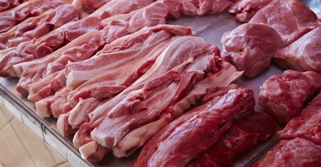 Koronawirus w rzeźni. Czy produkowane tam mięso jest bezpieczne?