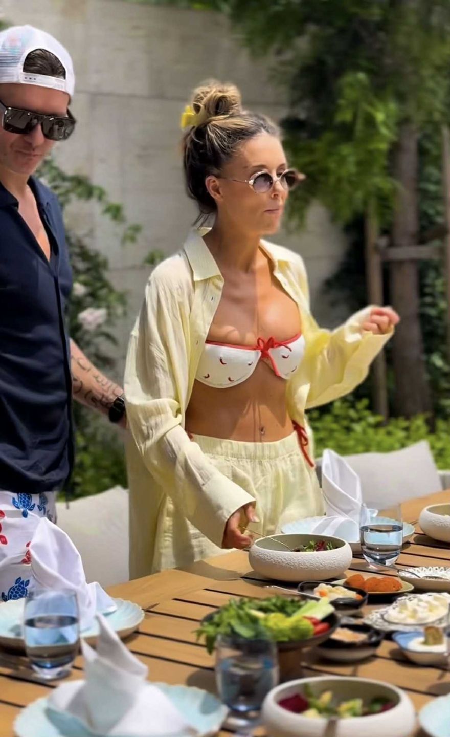 Małgorzata Rozenek w staniku w papryczki gotuje z Radziem