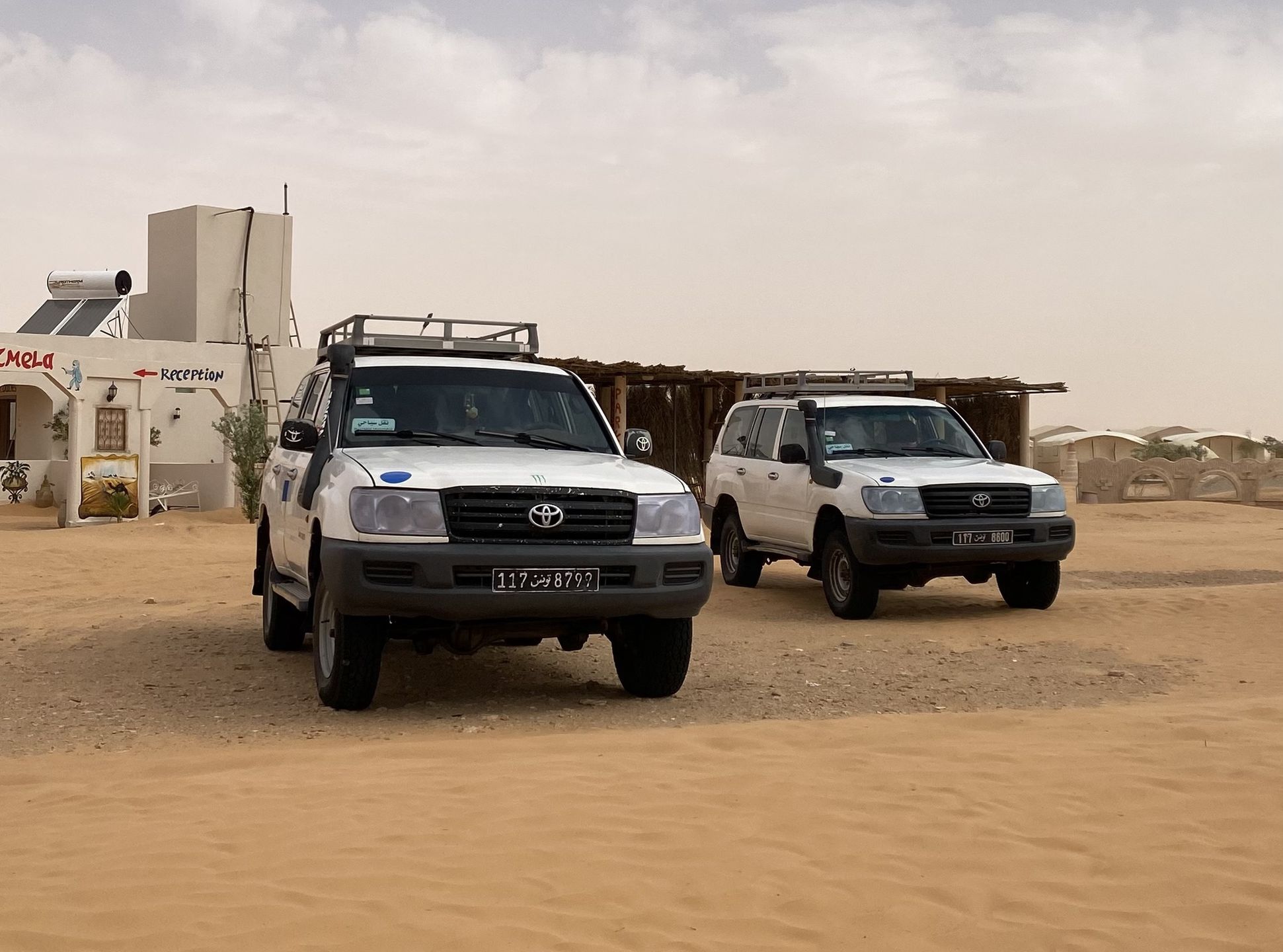 Typowy samochód terenowy w Tunezji, czyli Toyota Land Cruiser 105