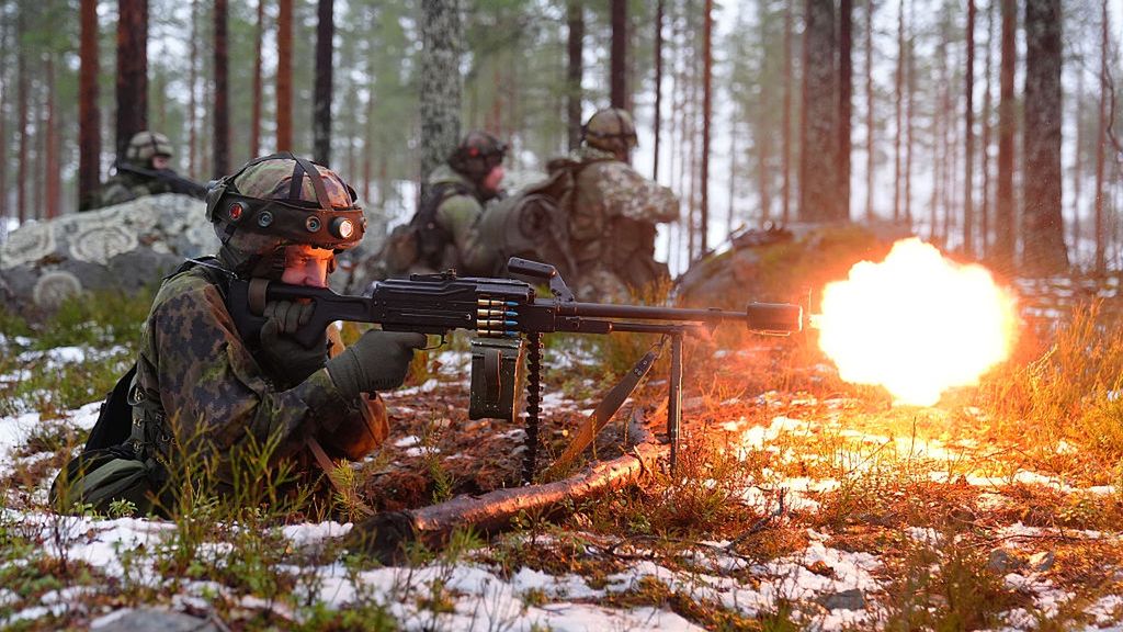 Fiński żołnierz podczas ćwiczeń NATO przy granicy z Rosją
