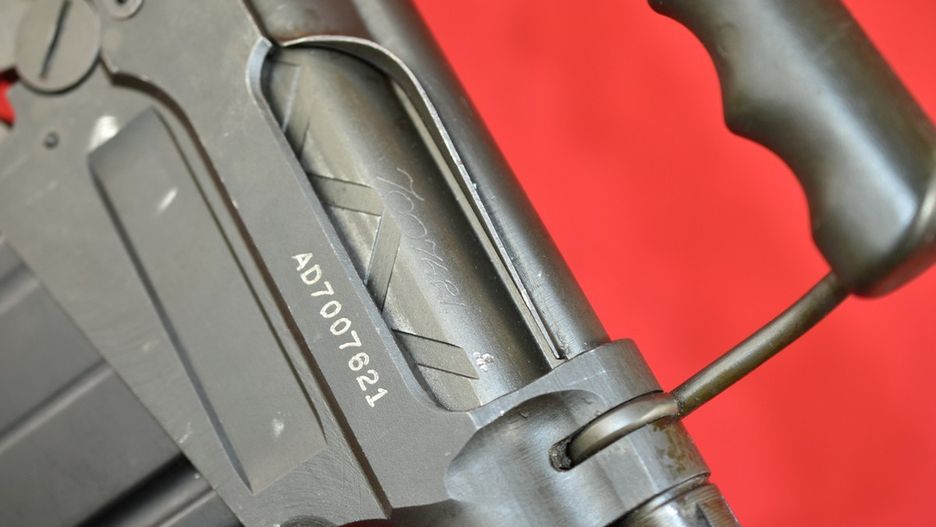 Charakterystyczne dla karabinów L1A1 (FN FAL) wyżłobienia na zamku mające za zadanie odprowadzanie zanieczyszczeń w mniej istotne miejsce.