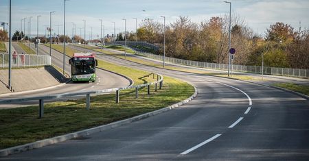 Nowa trasa, nowe przystanki i koniec objazdów. Ul. Węglarza gotowa na otwarcie, a to już w piątek