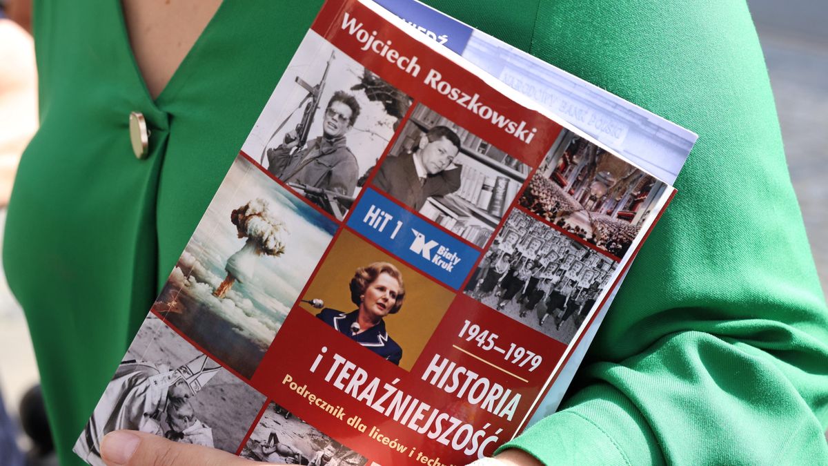 Warszawa, 19.08.2022. Podr�cznik profesora Wojciecha Roszkowskiego prezentowany podczas konferencji prasowej pos�anek KO przed budynkiem Ministerstwa Edukacji i Nauki w Warszawie, 19 bm. Temat: "Gniot Roszkowskiego jedynym wyborem do HiT?". (ls/doro) PAP/Leszek Szyma�ski
Leszek Szyma�ski
briefing, dla medi�w, edukacja, HiT, koalicja Obywatelska, konferencja, konferencja prasowa, MEiN, podr�cznik, polityk, polityka, prasowy, szkolny, Wojciecha Rozszkowskiego