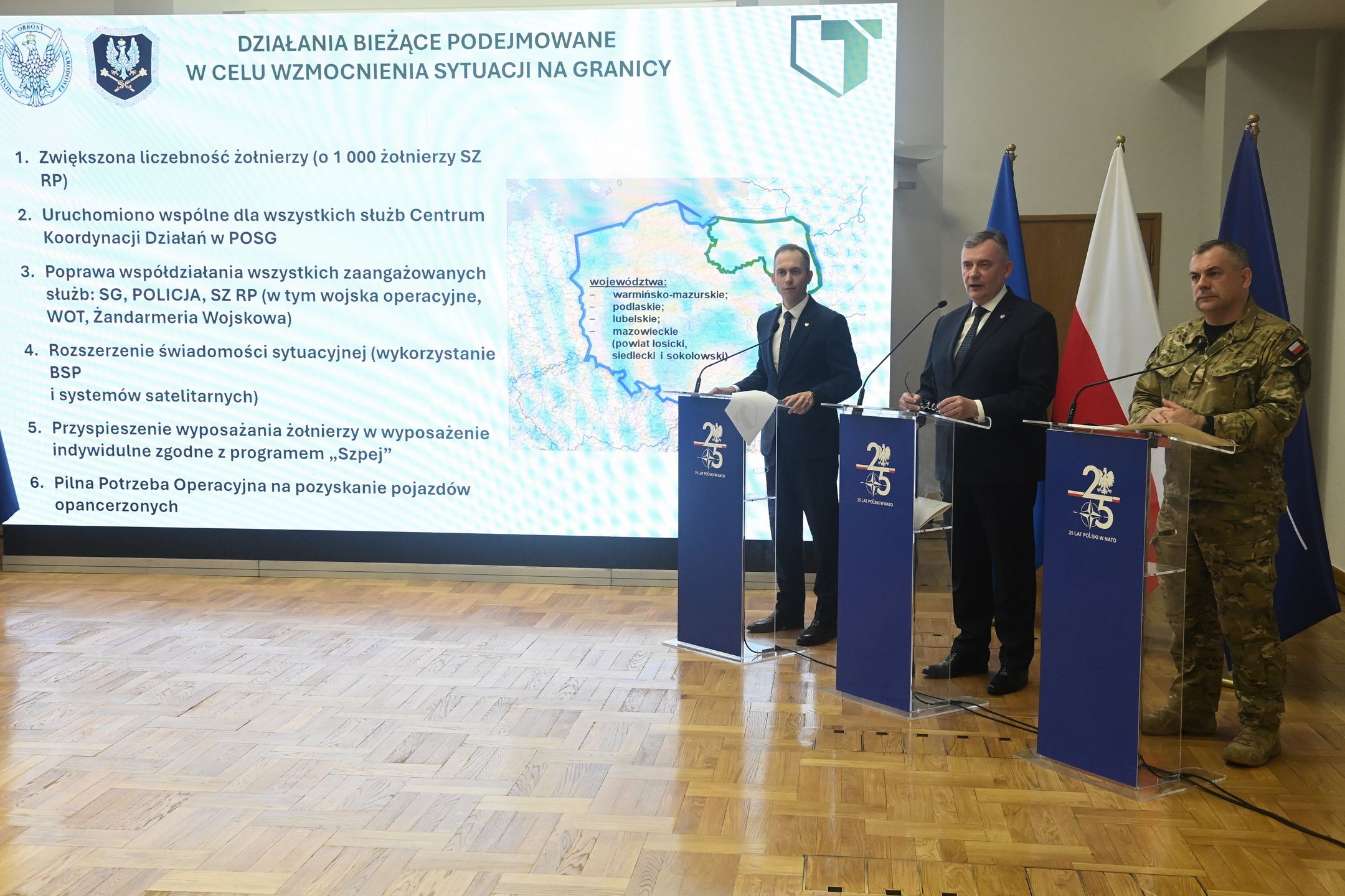 Warszawa, 10.07.2024. Szef Sztabu Generalnego Wojska Polskiego gen. Wiesław Kukuła (P) oraz wiceministrowie obrony narodowej Cezary Tomczyk (L) i Paweł Bejda (C) na konferencji prasowej w siedzibie Sztabu Generalnego WP w Warszawie, 10 bm. Podczas spotkania została przedstawiona informacja na temat działań podejmowanych w celu wzmocnienia wschodniej granicy Polski oraz aktualnych prac w ramach programu Tarcza Wschód. (jm) PAP/Piotr Nowak