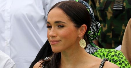Meghan Markle zwiedza Abudżę w bransoletce "chroniącej przed złym okiem". Cena biżuterii SZOKUJE