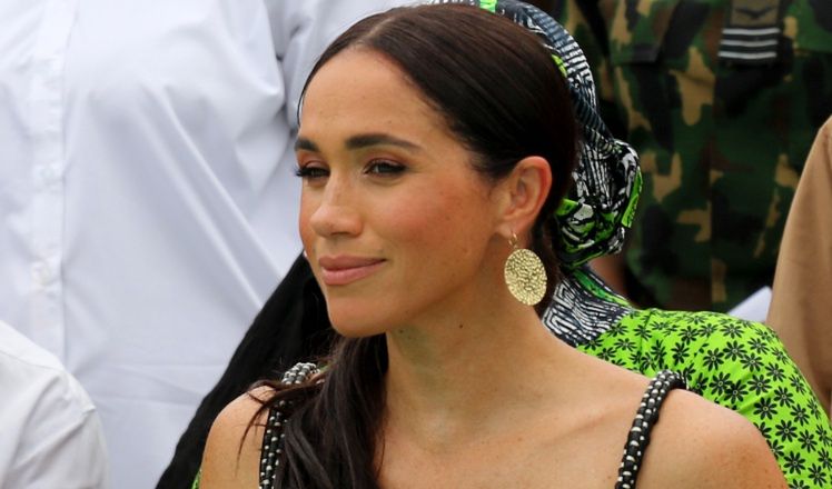 Meghan Markle zwiedza Abudżę w bransoletce "chroniącej przed złym okiem". Cena biżuterii SZOKUJE