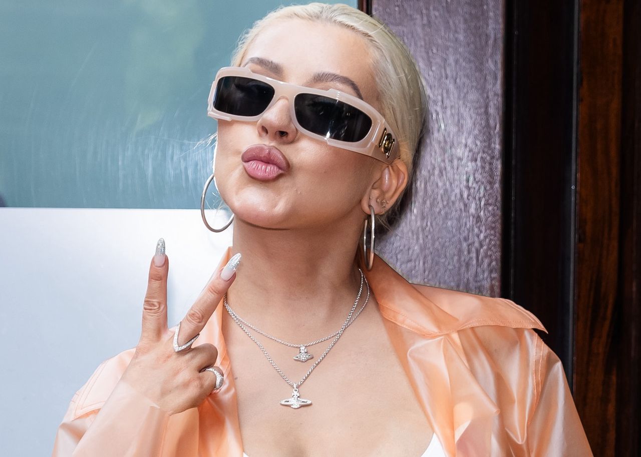 Christina Aguilera w plastikowym płaszczu 