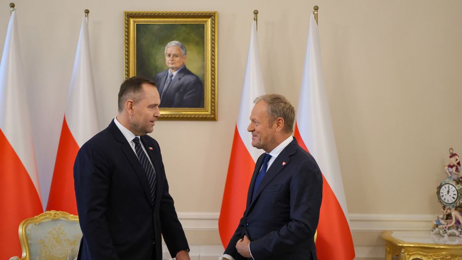Warszawa, 14.08.2025. Premier Donald Tusk (P) i prezydent Karol Nawrocki (L) podczas spotkania w Pałacu Prezydenckim w Warszawie, 14 bm. Wg informacji rzecznika prasowego prezydenta spotkanie odbywa się na prośbę szefa rządu. (ad) PAP/Paweł Supernak