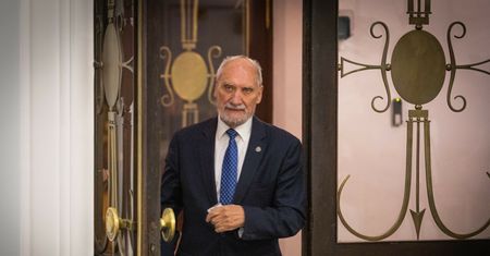 Kontakty Macierewicza wypłynęły. Rosjanin po cichu dał mu USB
