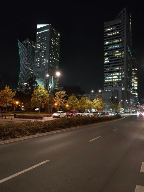 Zdjęcie wykonane w trybie Zdjęcie (po lewej) i w trybie Ultra Night (po prawej)