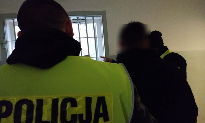 Recydywista z Malborka odpowie za kradzieże. Przed policją ukrywał się za koszem na strychu