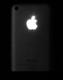 Świecące logo Apple na iPhonie