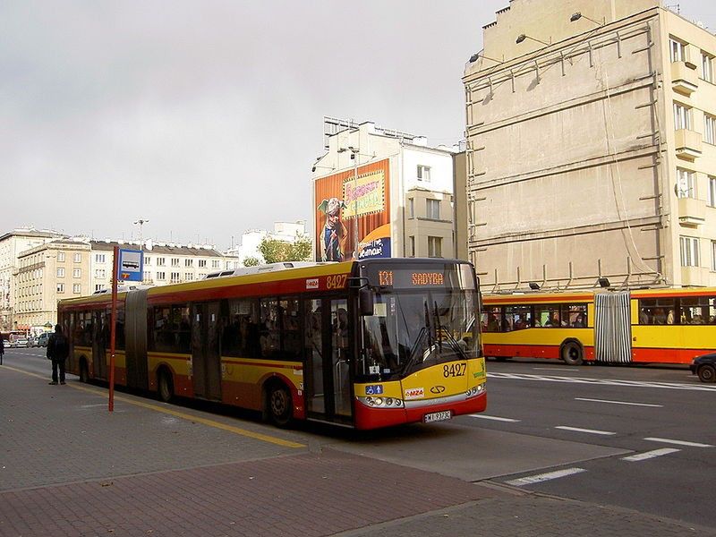 Mitsubishi wjechało w autobus!