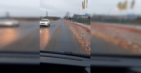 Droga zasypana. Jabłka były wszędzie