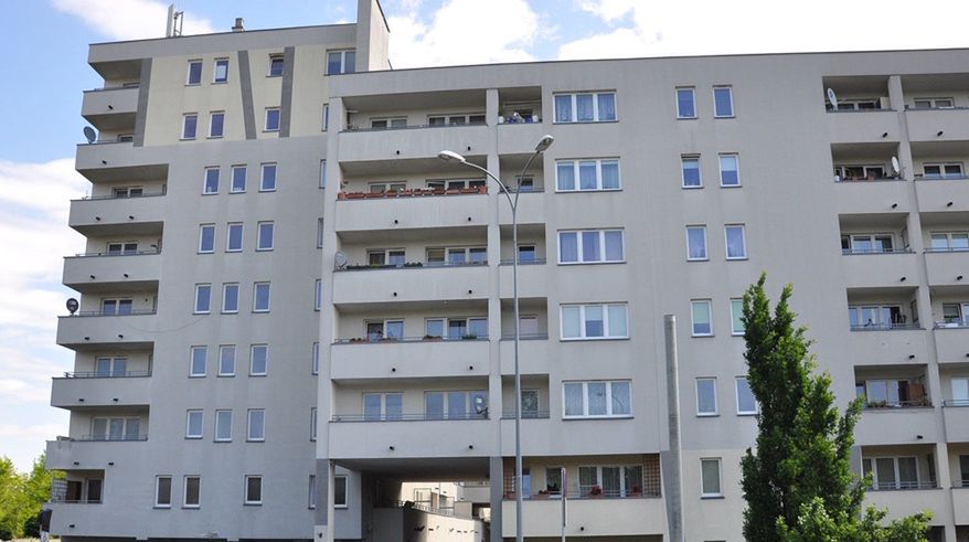 Kamera filmowała wejście do mieszkania. Przy montażu monitoringu trzeba uważać