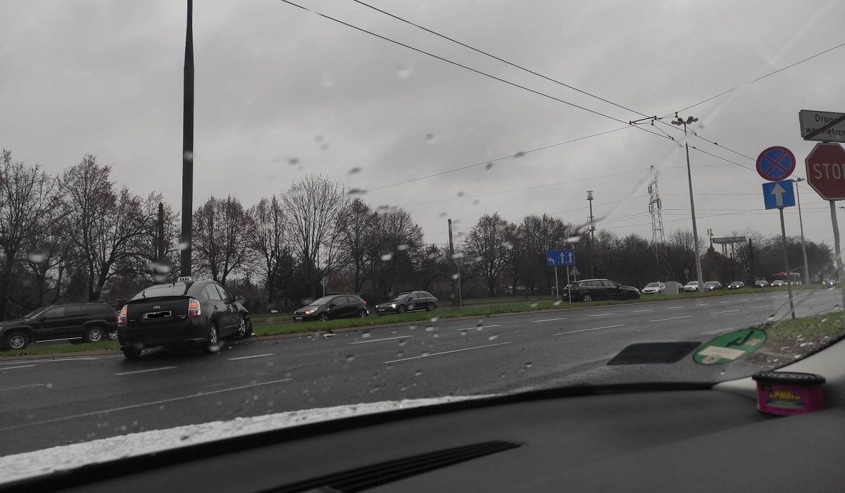 Kolizja toyoty z renaltem na skrzyżowaniu ul. Mełgiewskiej i Frezerów