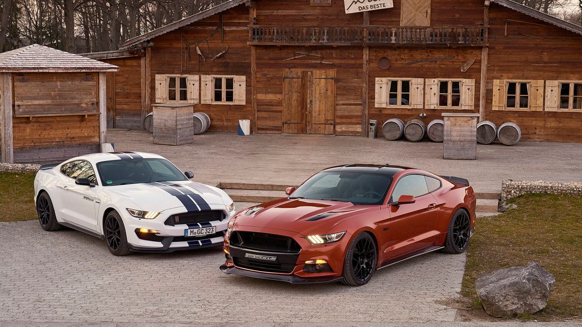 Choć na zdjęciu widzimy dwa samochody, bohaterem jest tutaj ciemnopomarańczowa sztuka.