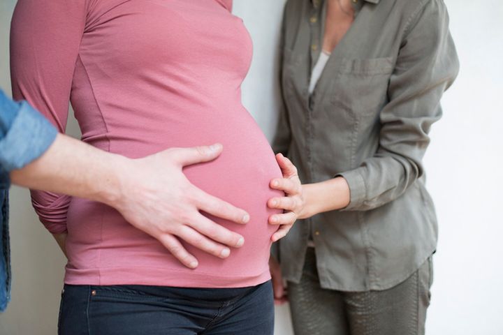 Surogatka to matka zastępcza, która rodzi dziecko bez intencji jego wychowania.